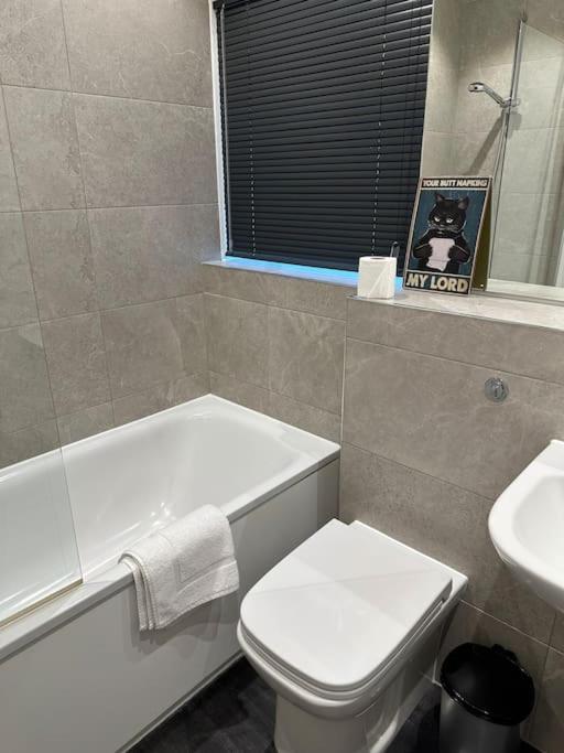 Cheam Stunning Flat With Parking Free Near Sutton Station 아파트 외부 사진