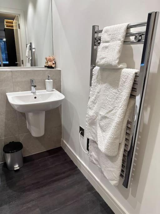 Cheam Stunning Flat With Parking Free Near Sutton Station 아파트 외부 사진